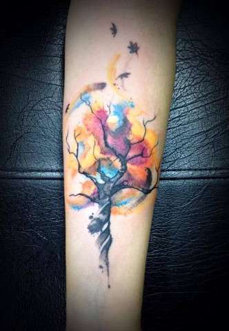 Tatuaggio watercolor con albero