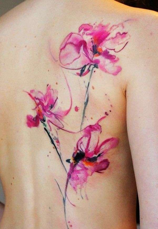 Tatuaggio watercolor con disegno floreale