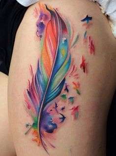 Tatuaggio watercolor con piuma