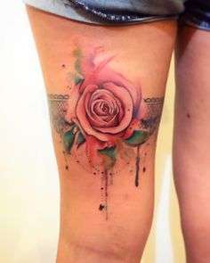 Tatuaggio watercolor con una rosa