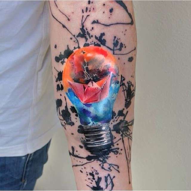 Tatuaggio watercolor di una lampadina