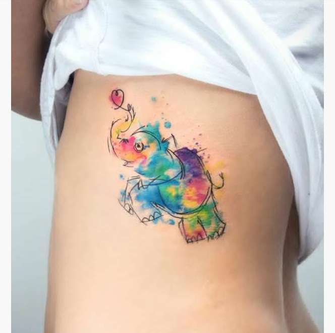 Tatuaggio watercolor di un elefantino