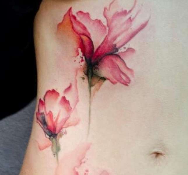 Tatuaggio watercolor di un fiore
