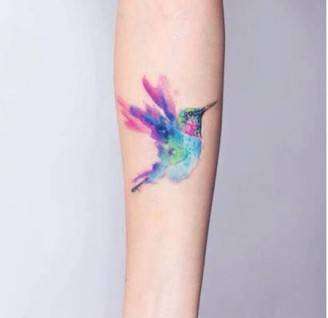 Tatuaggio watercolor con uccellino