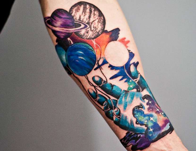 Tatuaggio watercolor di una mano