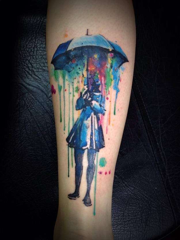 Tatuaggio watercolor, donna sotto l'ombrello