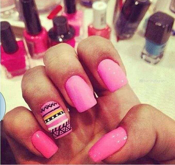 Nail art pink con decorazioni tribali