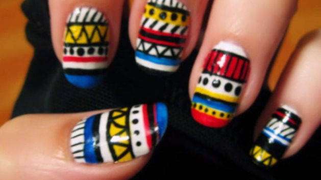 Nail art tribale colorata