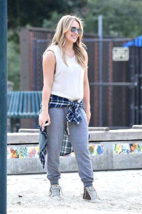 Hilary Duff con camicia e pantaloni della tuta
