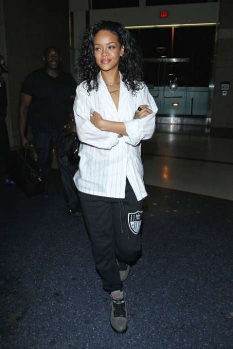 Rihanna con maxi camicia e pantaloni della tuta