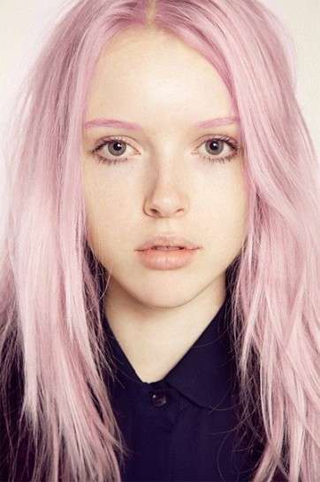 Sopracciglia e capelli rosa