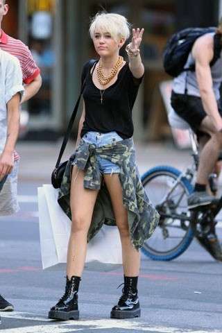 Miley Cyrus indossa shorts e camicia militare