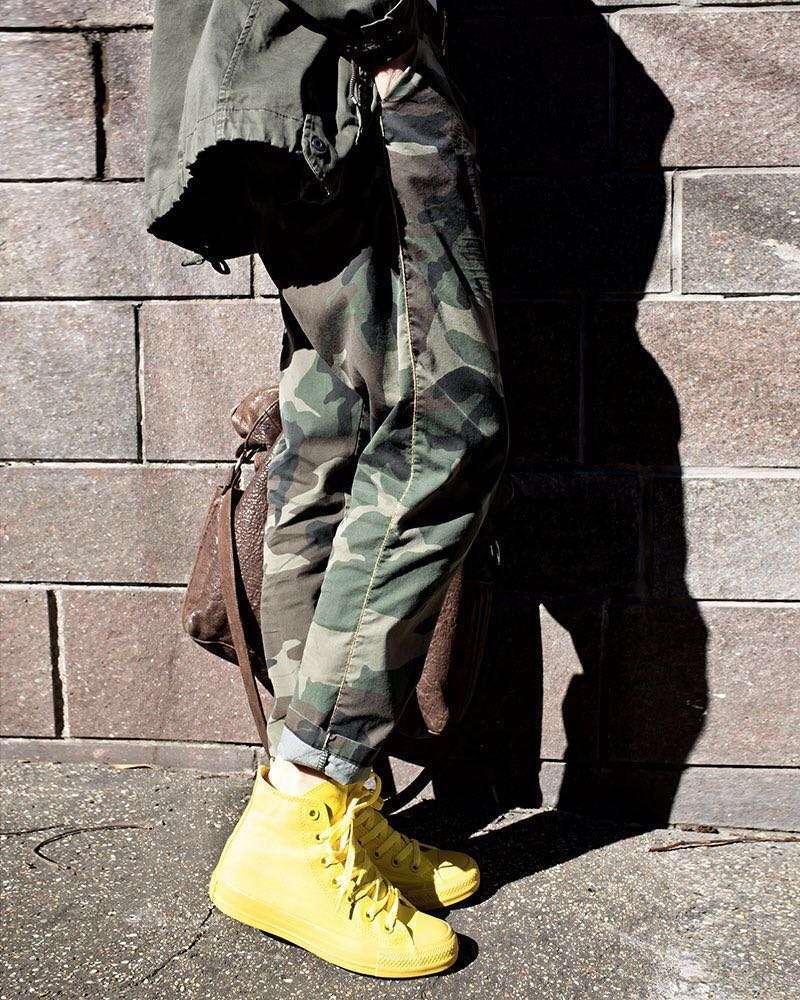 Pantaloni camouflage e sneakers gialle