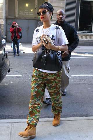 Rihanna con pantaloni mimetici