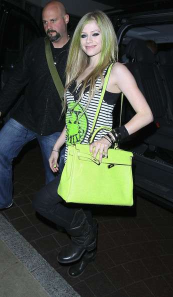 Avril Lavigne con borsa gialla
