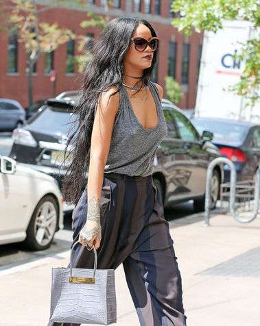 Rihanna con shopping bag