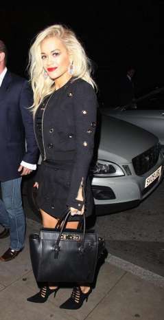 Rita Ora sceglie una borsa nera
