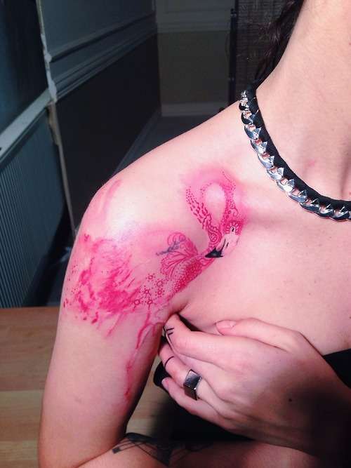 Particolare fenicottero tatuato sulla spalla