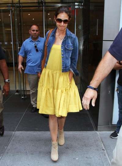 Katie Holmes con abito giallo