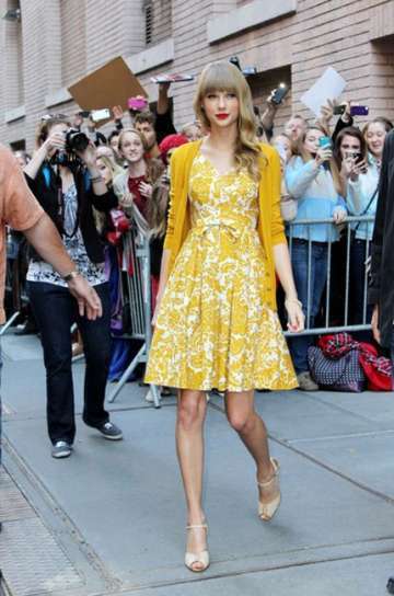 Taylor Swift con abito a fiori giallo