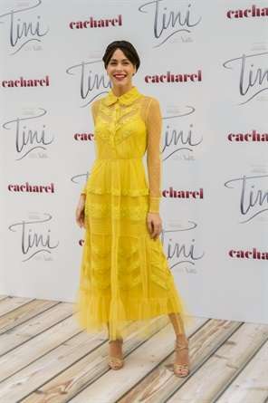 Martina Stoessel con abito giallo
