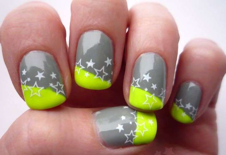 French manicure grigia e gialla con stelle