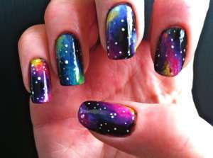 Nail art colorata con pianeti