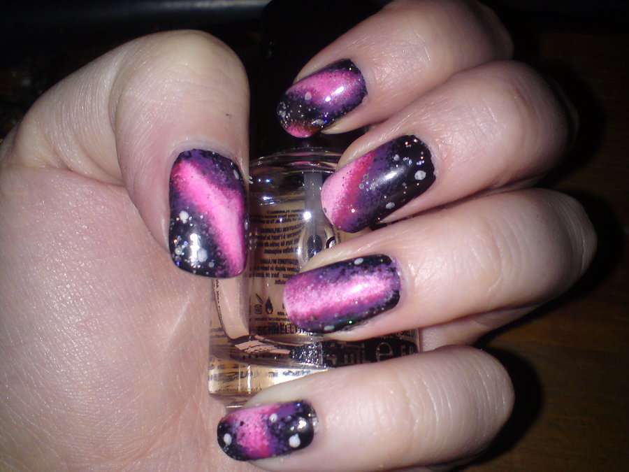 Nail art nera con galassia rosa