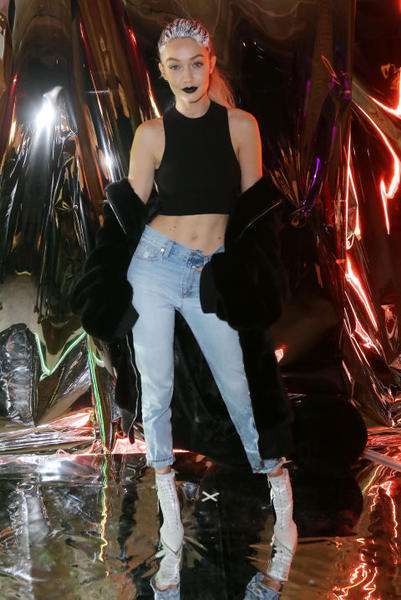Gigi Hadid con crop top e jeans