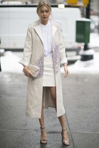 Gigi Hadid con mini abito bianco
