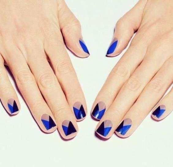 Nail art blu con disegni geometrici