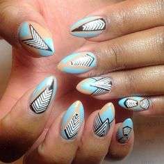 Nail art colorata con disegni geometrici