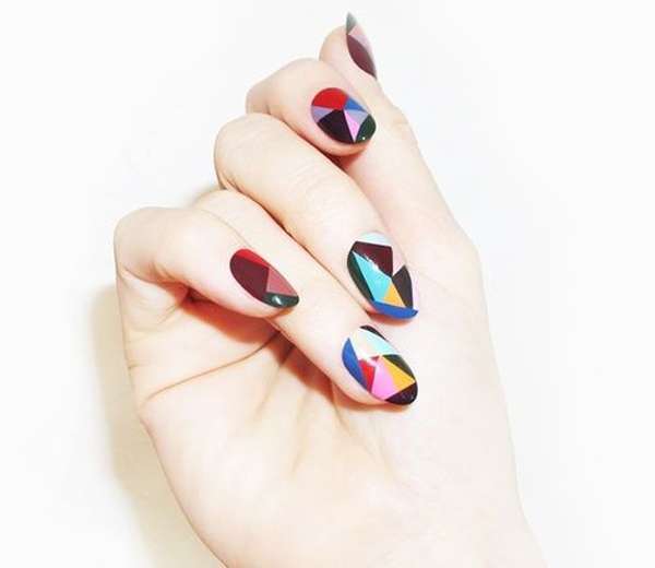 Nail art multicolor con geometrie
