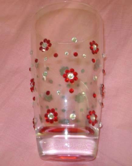 Bicchiere in vetro decorato con perline