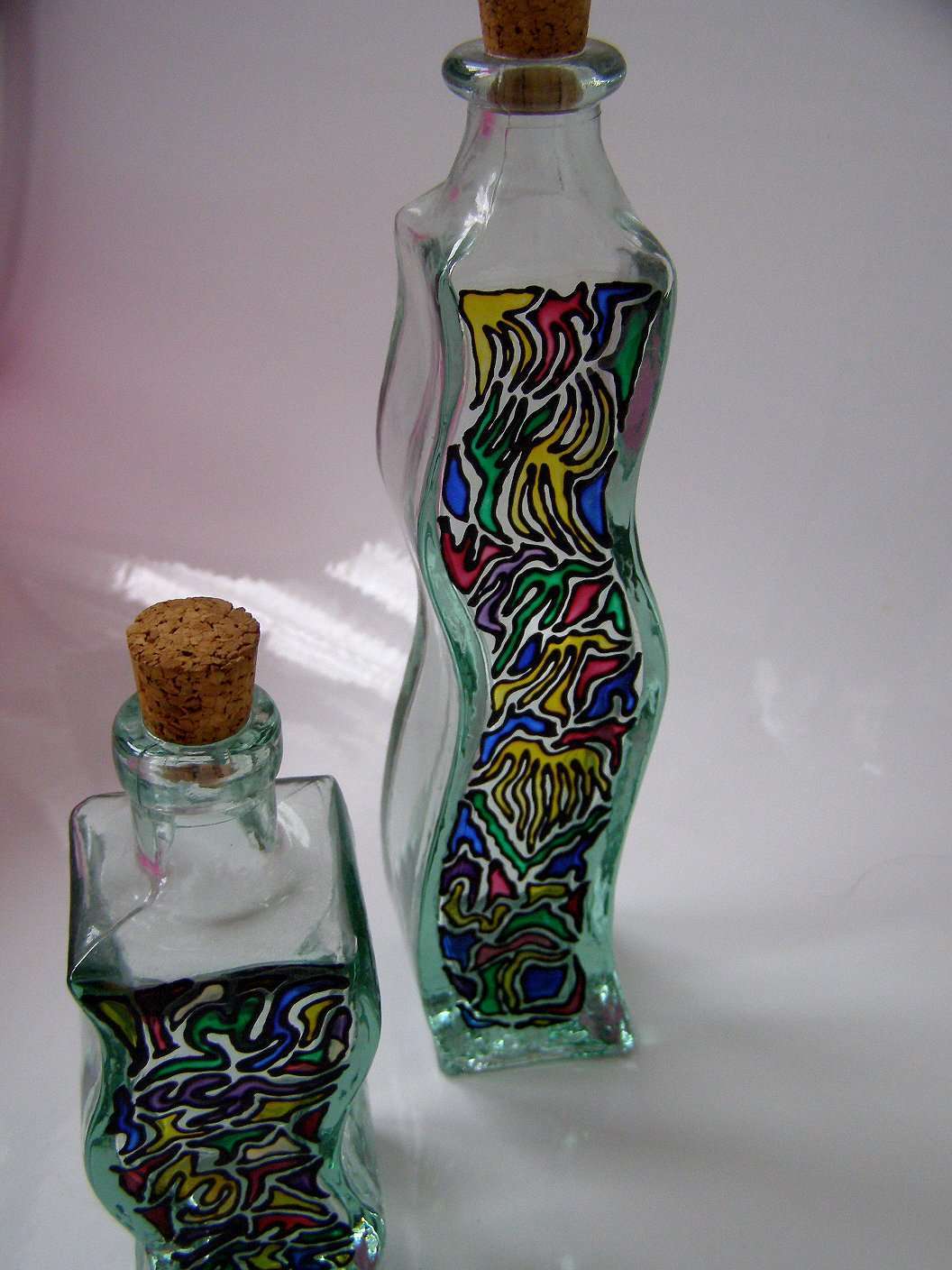 Bottiglie in vetro decorate con arte astratta