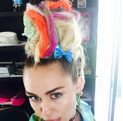 Miley Cyrus con i capelli rasta e colorati