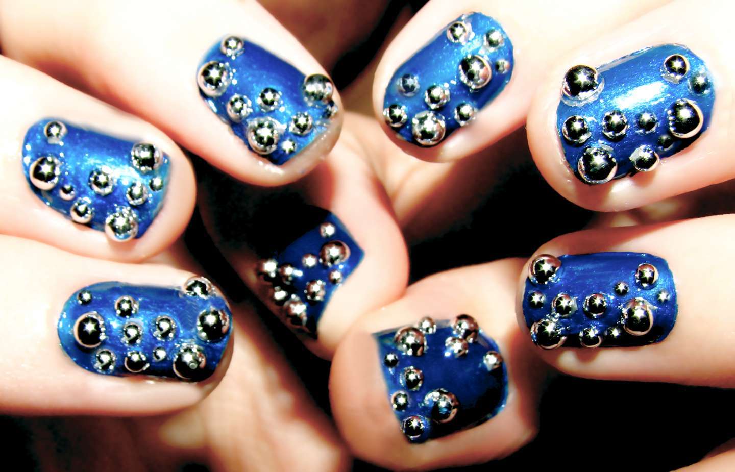Nail art blu con applicazioni oro