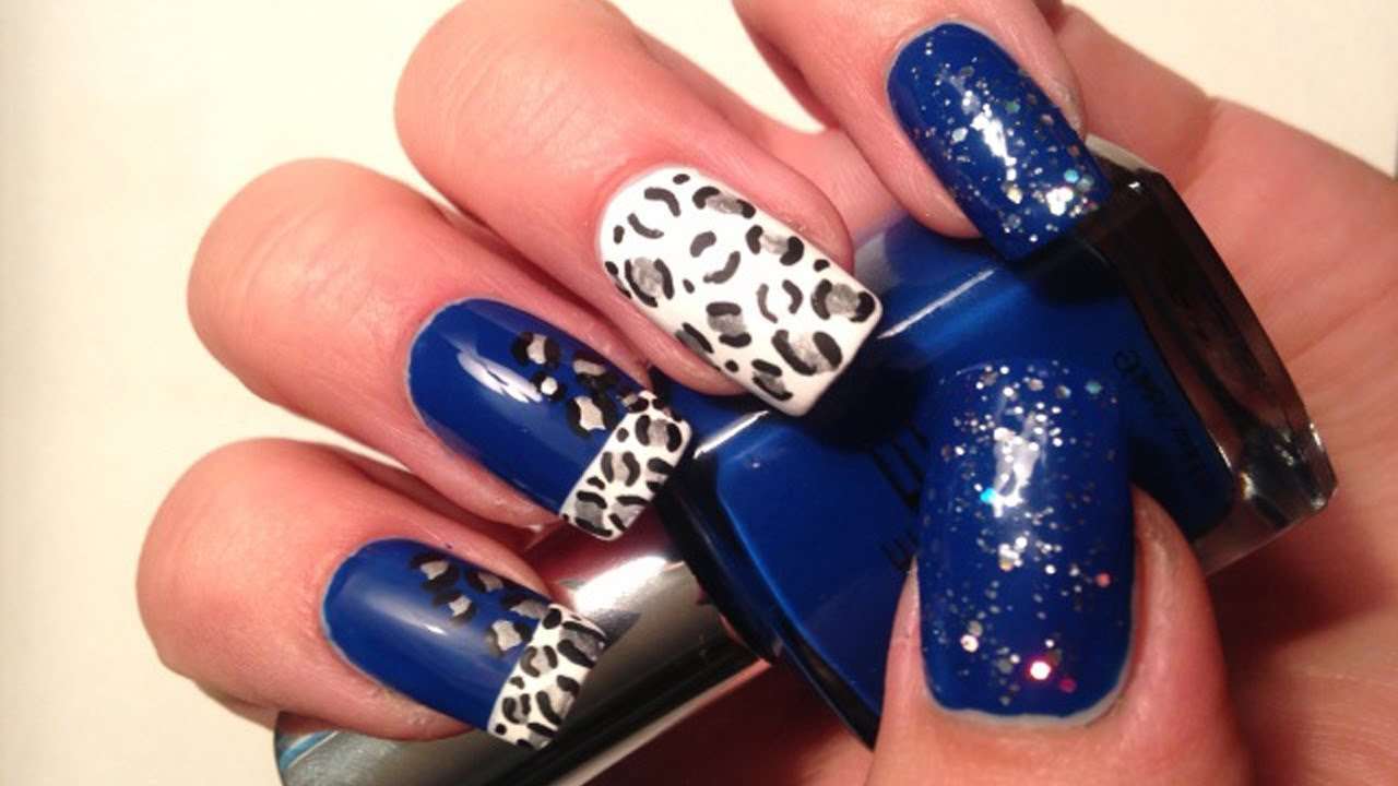 Nail art blu con decorazioni animalier