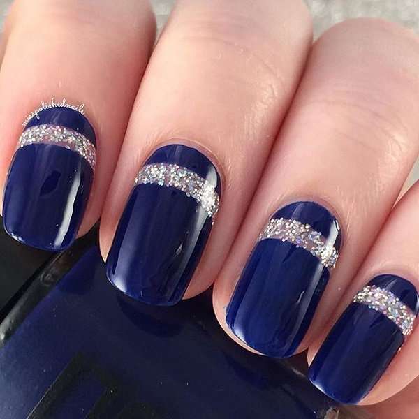 Nail art blu con decorazioni argento