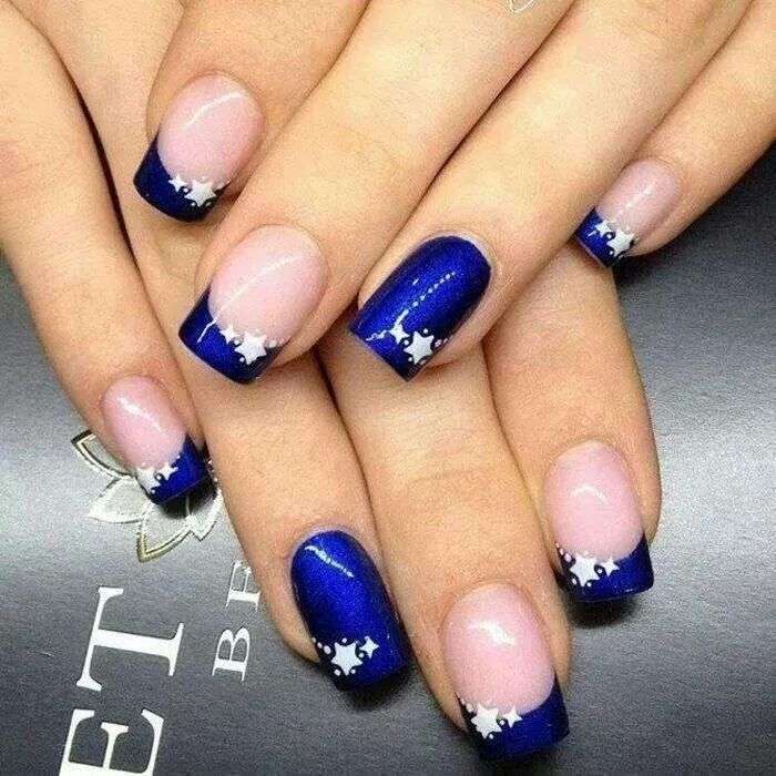 Nail art blu con stelle
