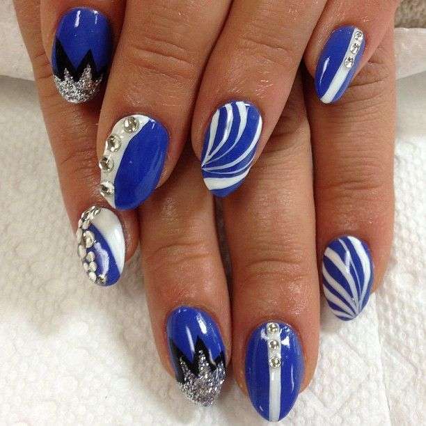 Nail art blu e bianca con applicazioni