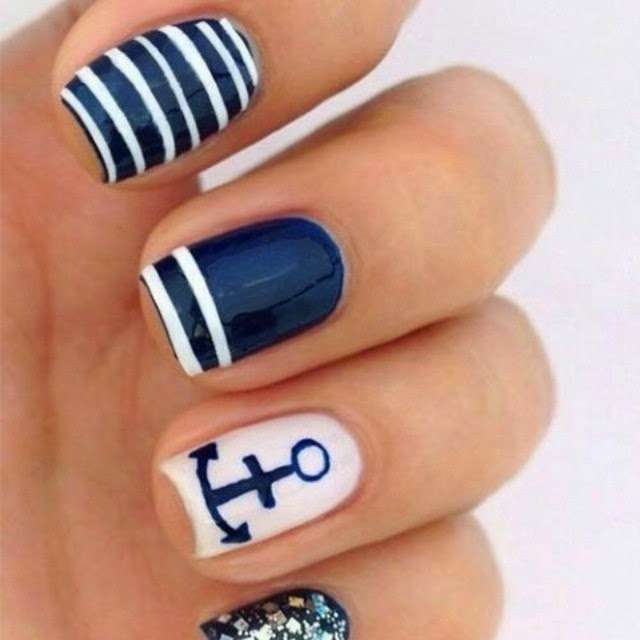 Nail art blu in stile marinaro