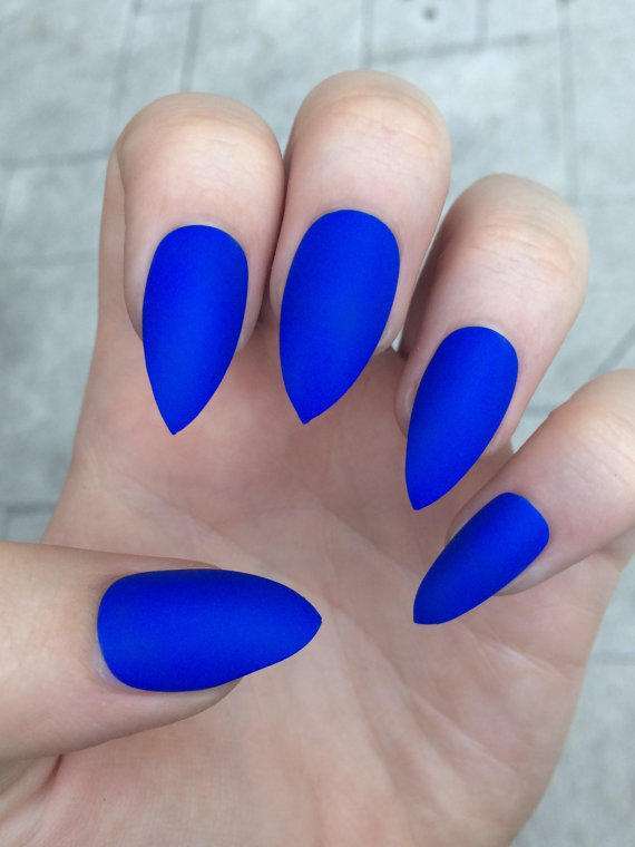 Nail art blu su unghie a mandorla