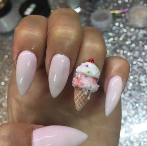 Nail art rosa con gelato