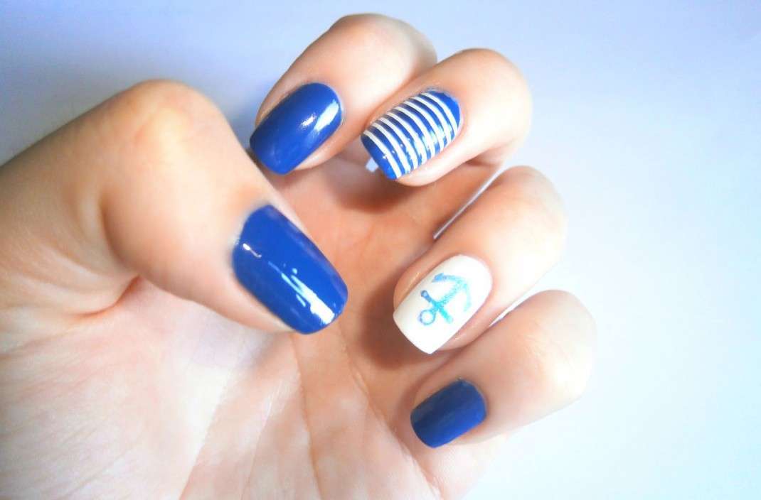 Nail art in stile marinaro bianca e blu