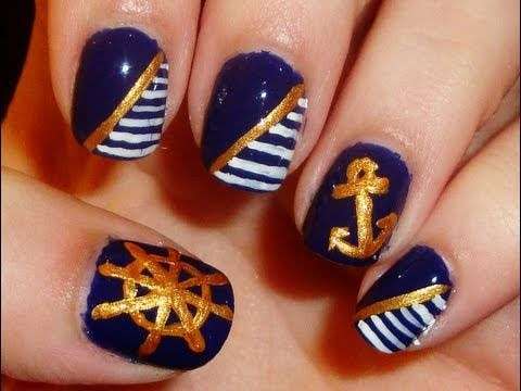 Nail art in stile marinaro blu e oro