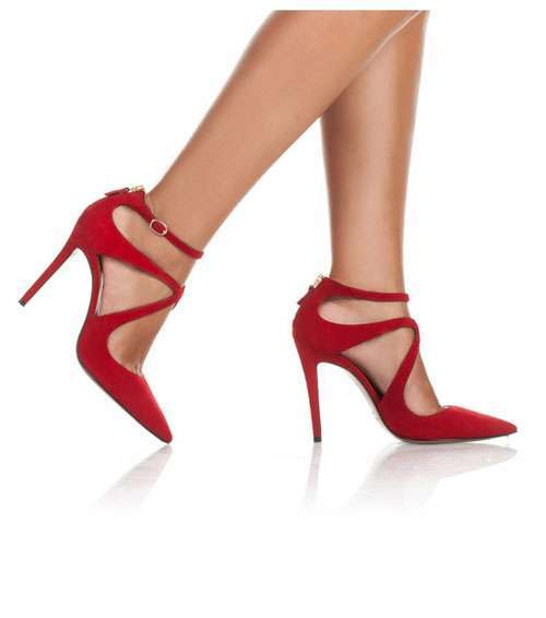 Le scarpe rosse con braccialetto alla caviglia