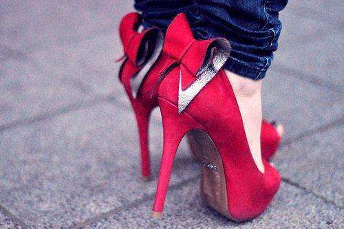 Sandali rossi e jeans