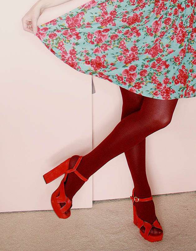 Sandali rossi e mini abito a fiori