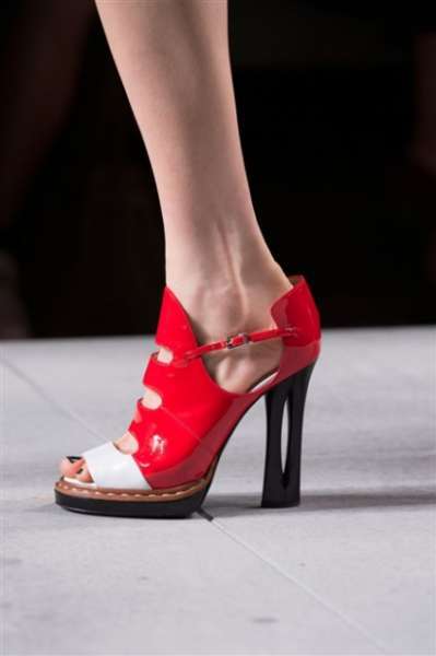 Sandalo rosso con dettagli bianchi e neri